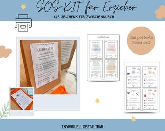 Puede incluir: Una bolsa de papel marrón con una etiqueta blanca que dice "ERZIEHER SOS-KIT" y una etiqueta más pequeña que dice "SOS-KIT für Erzieher ALS GESCHENK FÜR ZWISCHENDURCH". La bolsa está sobre una mesa con un fondo blanco. También hay varias otras tarjetas con texto en ellas.