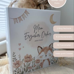 Könnte beinhalten: Ein weißer Ordner mit einer Illustration eines Fuchses und Blumen. Deutscher Text enthält "Mein Erzieher Ordner" und "Jana Huber". Zusätzlicher Text lautet "Personalisiert mit deinem Namen und Motiv" und "Über 50 Portfolio Vorlagen."