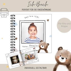 Könnte beinhalten: Ein spiralgebundenes Fotoalbum mit dem Text "Ich-Buch" und "PERFEKT FÜR DIE EINGEWÖHNUNG". Das Album zeigt ein Foto eines lächelnden Kindes, eine Teddybär-Illustration und den Namen "Amalia". Zusätzlicher Text enthält "Für Kita und Krippe" und "INDIVIDUELL GESTALTBAR".
