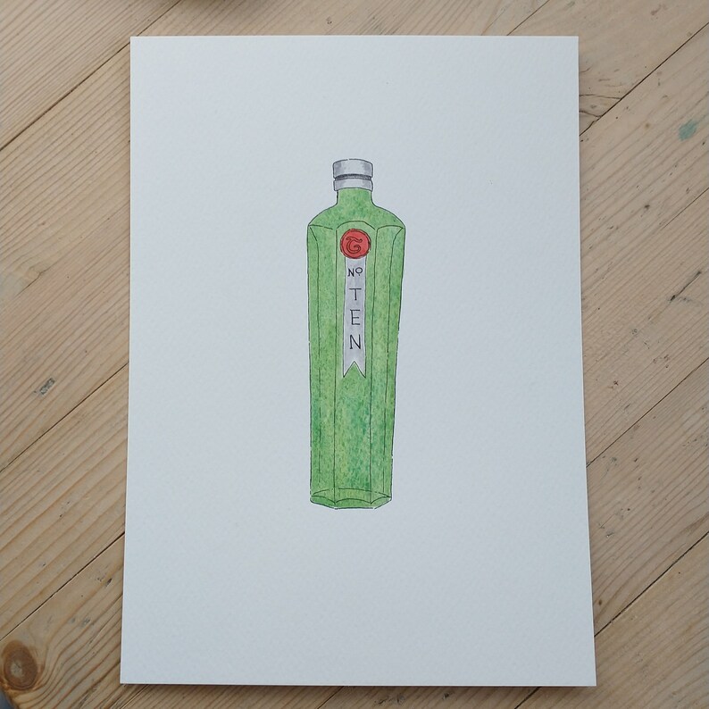 K&ouml;nnte beinhalten: Eine gr&uuml;ne Glasflasche mit einem wei&szlig;en Etikett, auf dem "No. Ten" steht, und einem roten Wachssiegel. Die Flasche ist im Aquarellstil illustriert.