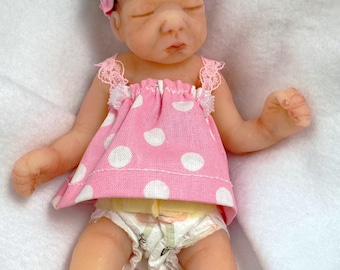 Silicone Newborn Baby Girl Art Doll – 7.5 Inch, Hand-Rooted Hair, Posed (Mae Series)
