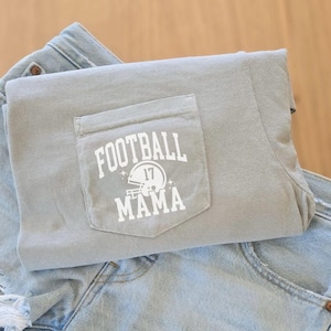 Camiseta personalizada para mamá de fútbol, camiseta de mamá de fútbol, camiseta personalizada con número de fútbol, camiseta para mamá de fútbol, camiseta para mamá de fútbol, camiseta con bolsillo para mamá
