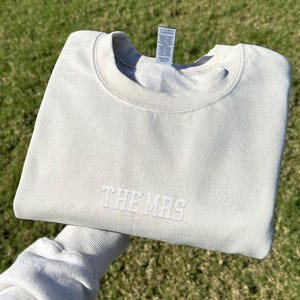 Bride Sweatshirt Embroidered, Mrs Sweatshirt, Bride Crewneck, Future Mrs Sweater, Bridal Sweatshirt, Engagement Gift Idea, Fiance Sweatshirt