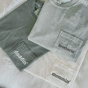 Camiseta personalizada Mamá Papá Comfort Colors®, camiseta personalizada con bolsillo para mamá y papá, camiseta para anunciar el embarazo, regalos con atuendos a juego para padres