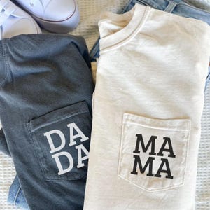 Magliette coordinate per mamma e papà Comfort Colors®, maglietta per neo-papà, maglietta personalizzata per papà, regalo personalizzato per la mamma, magliette per mamma e papà, famiglia coordinata
