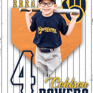 Puede incluir: Un joven jugador de béisbol con una camiseta azul con la inscripción "Brewers", una gorra de béisbol blanca con un logotipo "M" azul y pantalones blancos. El jugador sostiene un bate de béisbol sobre su hombro y está de pie frente a un diamante de béisbol con el número "4" y el nombre "Cohson POWERS" escrito en él. El año "2024" está escrito en la esquina superior izquierda de la imagen.