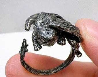Anillo de Dragón Oscuro Ajustable EXCLUSIVO, Joyería de Cómo Entrenar a tu Dragón Hecha a Mano con Baño Negro, Anillo de Dragón Too.thl.ess, Anillo de Furia Nocturna