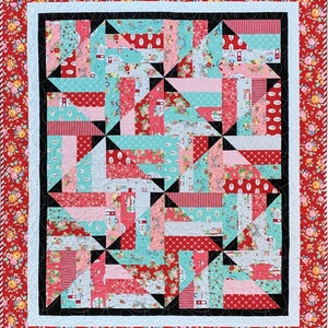 Puede incluir: Una colcha con fondo negro y un patr&oacute;n de tri&aacute;ngulos rojos, rosas y azules. Los tri&aacute;ngulos est&aacute;n hechos de diferentes telas con varios patrones, incluyendo lunares, rayas e estampados florales.
