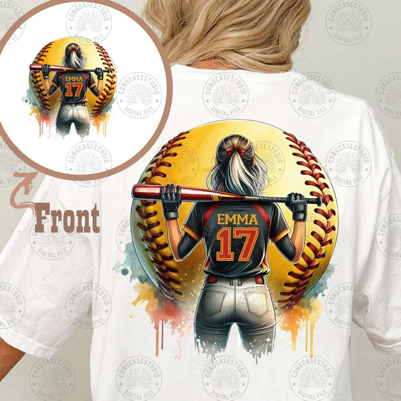 Peut inclure: Un t-shirt blanc avec un motif aquarelle d'une joueuse de softball tenant une batte. La joueuse porte un maillot noir avec le nom "Emma" et le num&eacute;ro "17" au dos. La balle de softball est jaune avec des coutures rouges.