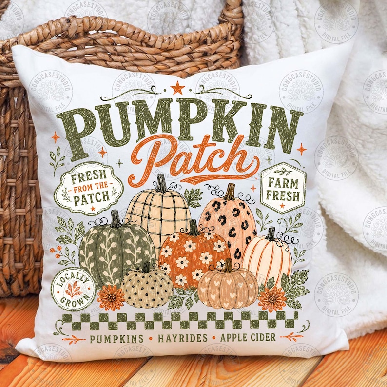 Peut inclure: Un coussin carr&eacute; blanc avec une impression graphique portant le texte PUMPKIN Patch, FRESH FROM THE PATCH, FARM FRESH et LOCALLY GROWN. Le motif pr&eacute;sente diverses citrouilles avec des motifs comme le tartan, le l&eacute;opard et des fleurs.