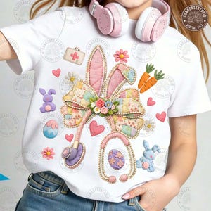 以下が含まれることがあります： イースターをテーマにしたデザインの白いTシャツ。デザインには、ウサギの耳のリボン、聴診器、ニンジン、ハート、花、イースターエッグが含まれています。デザインは、キルト模様のパステルカラーです。