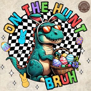 Może przedstawiać: Kreskówkowa ilustracja turkusowego dinozaura w okularach przeciwsłonecznych i króliczych uszach, trzymającego kosz z pisankami. Tekst "ON THE HUNT BRUH" jest wyświetlany kolorowymi literami, z szachownicowym tłem i wielkanocnymi dekoracjami.