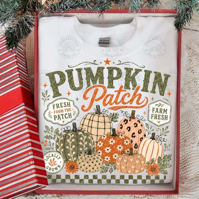 Peut inclure: Un sweat-shirt blanc &agrave; col rond avec le texte PUMPKIN PATCH en vert et orange. Sous le texte se trouvent des illustrations de citrouilles aux motifs vari&eacute;s, dont du tartan, des taches de l&eacute;opard et des fleurs, entour&eacute;es de feuilles vertes.