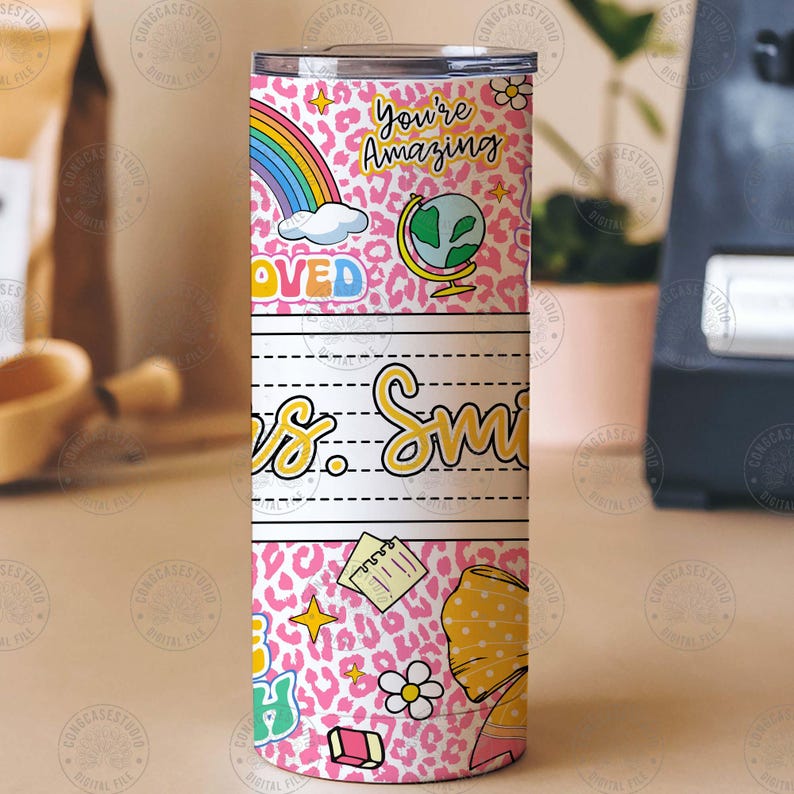 Peut inclure: Un gobelet rose avec un motif l&eacute;opard blanc. Le gobelet pr&eacute;sente un arc-en-ciel, un globe et les mots "You're Amazing" et "Loved". Le nom "Ms. Smith" est &eacute;crit sur le gobelet.