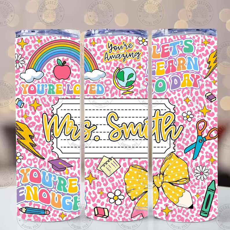 Peut inclure: Un gobelet rose avec un motif l&eacute;opard, orn&eacute; d'un arc-en-ciel, d'une pomme et des mots "You're Loved", "You're Amazing", "Let's Learn Today" et "You're Enough". Le gobelet est personnalis&eacute; avec le nom "Mrs. Smith".
