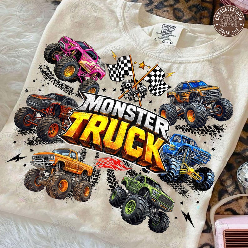 Puede incluir: Camiseta color crema con un gr&aacute;fico vibrante de varios monster trucks en varios colores, incluyendo rosa, naranja, azul y verde. El dise&ntilde;o incluye el texto "MONSTER TRUCK" en letras 3D en negrita, banderas a cuadros y huellas de neum&aacute;ticos.