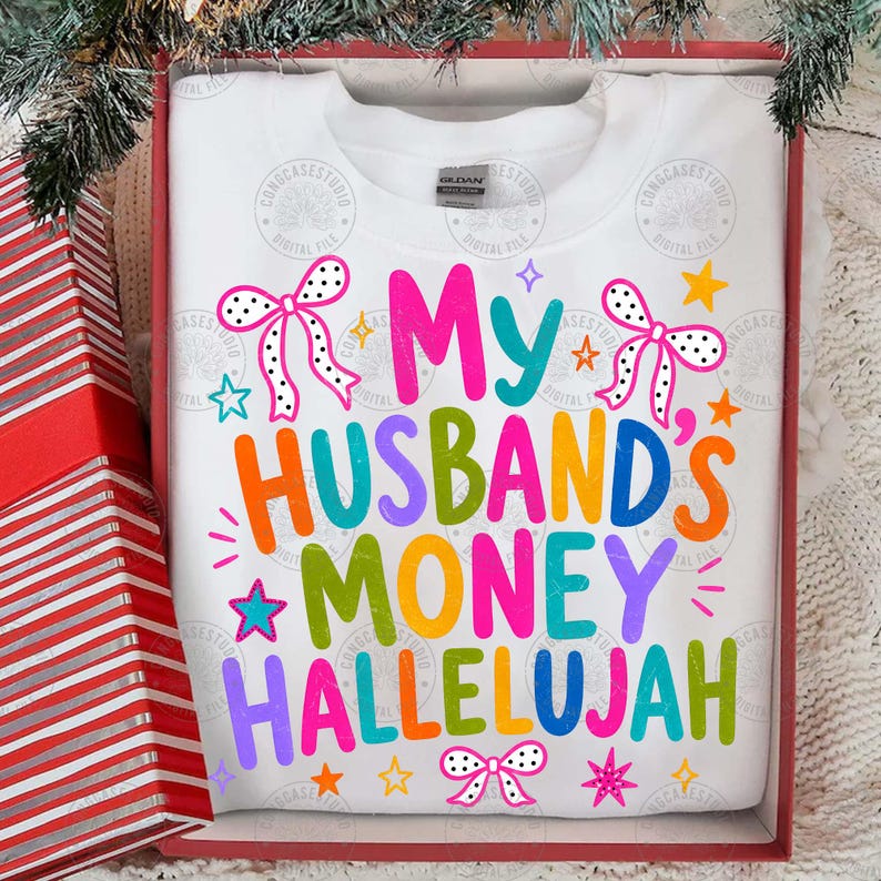 K&ouml;nnte beinhalten: Ein wei&szlig;es Sweatshirt mit Rundhalsausschnitt und dem bunten Schriftzug My Husband's Money Hallelujah in Pink, T&uuml;rkis, Orange, Lila und Gr&uuml;n. Das Design enth&auml;lt dekorative gepunktete Schleifen und verschiedene Sternformen um den Text.