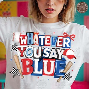 Op de afbeelding: Wit T-shirt met een honkbalthema. Het shirt heeft de tekst "WHATEVER YOU SAY BLUE" in rode en blauwe blokletters, samen met een honkbal, een honkbalknuppel, een honkbalpet en geblokte sterren. Het is een digitaal bestand.