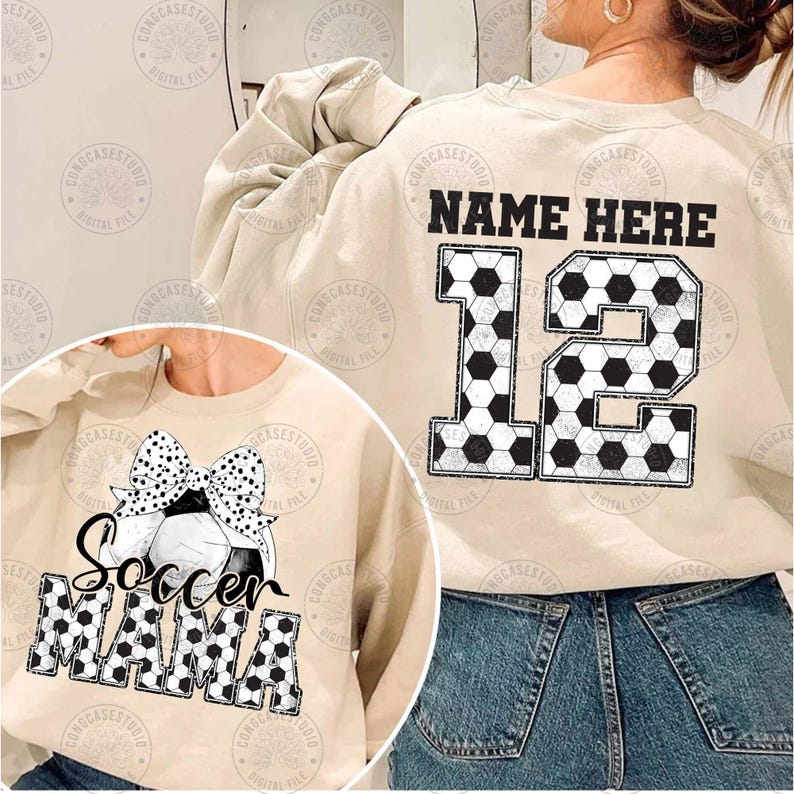K&ouml;nnte beinhalten: Beigefarbener Sweatshirt mit einem Fu&szlig;ball-Design und dem Text "Soccer Mama" auf der Vorderseite. Die R&uuml;ckseite des Sweatshirts hat ein Fu&szlig;ball-Design mit der Nummer "12" und dem Text "NAME HERE".