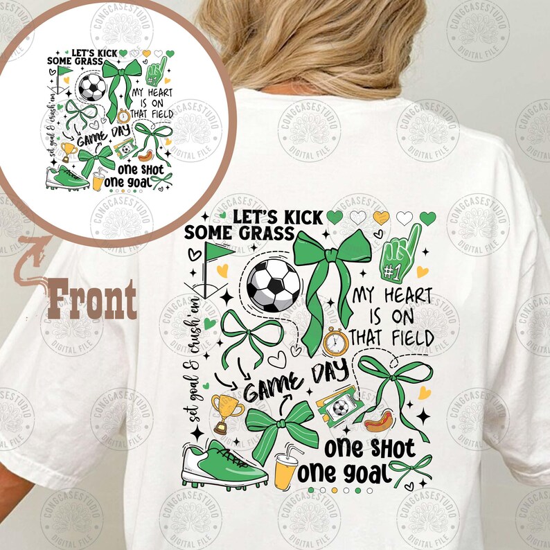 Puede incluir: Camiseta blanca con un gr&aacute;fico tem&aacute;tico de f&uacute;tbol. El dise&ntilde;o incluye un bal&oacute;n de f&uacute;tbol, lazos verdes y texto que dice "Let's Kick Some Grass", "Game Day" y "My Heart is on That Field". La camiseta tambi&eacute;n presenta una bota de f&uacute;tbol y un trofeo.