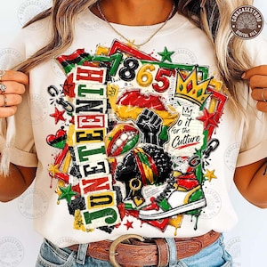 Peut inclure: T-shirt crème avec un motif Juneteenth vibrant. Le graphisme comprend le texte "Juneteenth", les chiffres "1865", une couronne, une carte de l'Afrique, un poing levé et une basket. Le design intègre les couleurs rouge, vert, jaune et noir.
