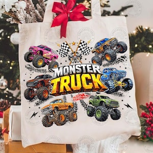 Puede incluir: Un bolso tote crema con un gr&aacute;fico colorido de monster trucks en rosa, naranja y azul. Se muestra el texto "MONSTER TRUCK". El bolso tiene un lazo rojo.