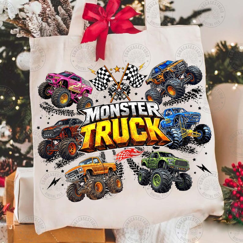 Puede incluir: Un bolso tote crema con un gr&aacute;fico colorido de monster trucks en rosa, naranja y azul. Se muestra el texto "MONSTER TRUCK". El bolso tiene un lazo rojo.