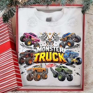 Puede incluir: Sudadera blanca de cuello redondo con un gr&aacute;fico colorido de monster trucks. El dise&ntilde;o incluye varios monster trucks de diferentes colores, banderas a cuadros y el texto "MONSTER TRUCK".