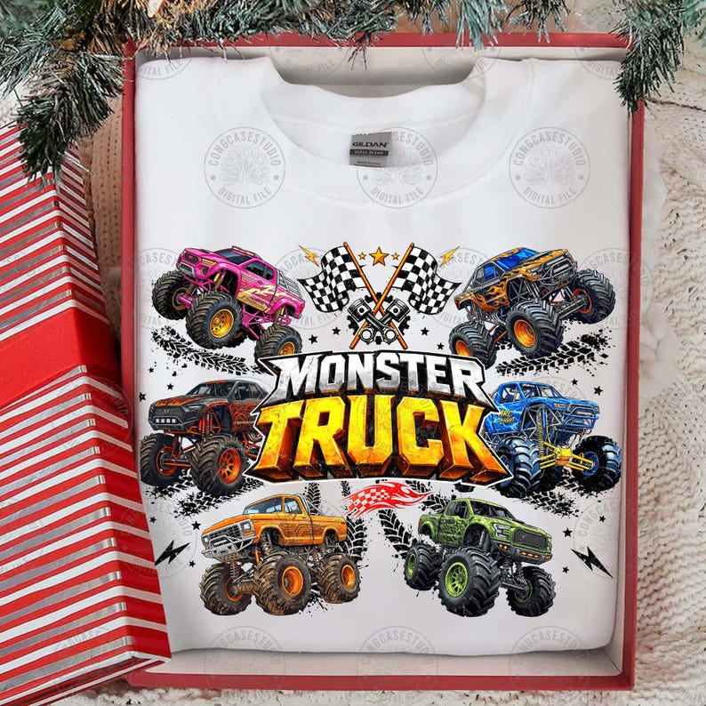 Puede incluir: Sudadera blanca de cuello redondo con un gr&aacute;fico colorido de monster trucks. El dise&ntilde;o incluye varios monster trucks de diferentes colores, banderas a cuadros y el texto "MONSTER TRUCK".