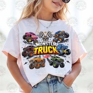 Puede incluir: Camiseta blanca con un gr&aacute;fico colorido de monster trucks en rosa, azul y verde. El texto "MONSTER TRUCK" est&aacute; presente. La camiseta la lleva una persona.