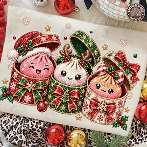 Puede incluir: Una ilustración digital que muestra tres personajes de albóndigas brillantes y lindos con caras sonrientes, cada uno dentro de una caja de regalo festiva. Las cajas están decoradas con lazos rojos, verdes y dorados, acebo y copos de nieve.