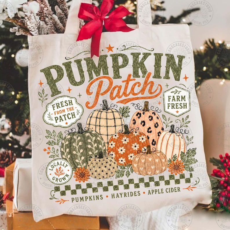 Peut inclure: Un sac fourre-tout en toile couleur cr&egrave;me avec un n&oelig;ud en ruban rouge sur le dessus et une impression graphique avec le texte PUMPKIN Patch, FRESH FROM THE PATCH, FARM FRESH et LOCALLY GROWN, ainsi que des illustrations de citrouilles.