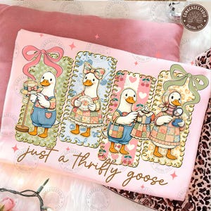 Pode incluir: Camiseta rosa com uma ilustração fantasiosa de quatro gansos vestidos com roupas vintage. Cada ganso é emoldurado em uma borda decorativa. O texto "just a thrifty goose" está escrito em itálico na parte inferior.