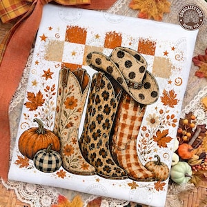 Puede incluir: Una superficie rectangular blanca con un estampado gráfico de dos botas vaqueras, una con estampado floral y otra con estampado de leopardo, junto a un sombrero vaquero a cuadros, calabazas naranjas, una calabaza a cuadros blancos y negros y hojas de otoño.