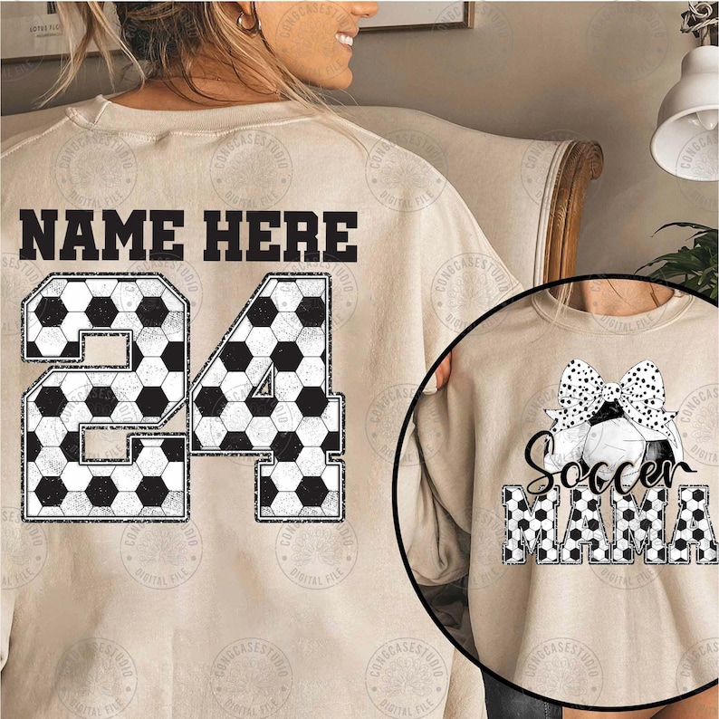 K&ouml;nnte beinhalten: Ein beiger Pullover mit einem schwarz-wei&szlig;en Fu&szlig;ball-Design. Der Text "NAME HERE" und die Nummer "24" befinden sich auf der R&uuml;ckseite des Pullovers. Ein zweiter beiger Pullover mit einem schwarz-wei&szlig;en Fu&szlig;ball-Design und dem Text "Soccer Mama" ist auf dem Bild zu sehen.