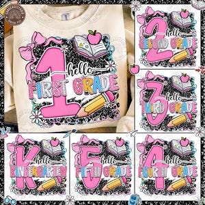 Puede incluir: Una sudadera beige con un diseño rosa y negro para la vuelta al cole. El diseño incluye el número 1, las palabras "hello FIRST GRADE", un lápiz, un libro abierto y un lazo rosa. El diseño está rodeado de margaritas blancas.