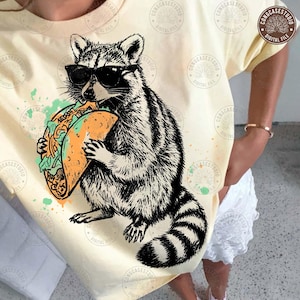 Mapache gracioso comiendo tacos PNG: Diseño vintage de meme de mapache gracioso en semitonos, gráfico para camiseta de amante de los tacos, descarga digital
