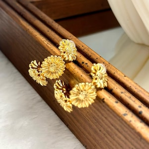 18K Gold Daisy Earrings | Sunflower Studs | Non-Tarnish Gold Floral Jewelry | Gift for Her | 1.18” x 1” ｜Birthday Gift for Her