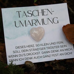 24 Holzanhänger „Taschenumarmung“ Mit Seil – Süße Bären & Herz-Motive Als Aufmunterungs-Geschenk