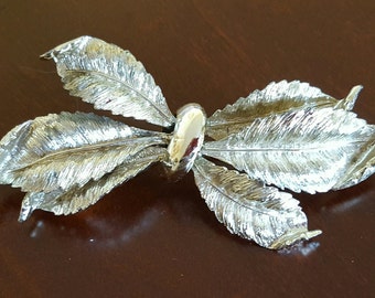 Pin goldtone matte bow of leaves, marked, vintage, about 4" metal brooch