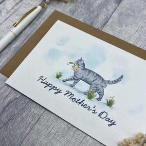 Carte de fête des mères heureuse de chat tigré gris - ronronnement de carte personnalisé-fait pour les proches, carte florale de chat de maman, belle carte pour des amoureux de chat