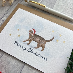 Süße braun getigerte Katze, Weihnachten, Karte mit Weihnachtsmannmütze, frohe Weihnachten, personalisierte getigerte Katzenkarte, leere festliche Katzenliebhaberkarte, Weihnachtskarte