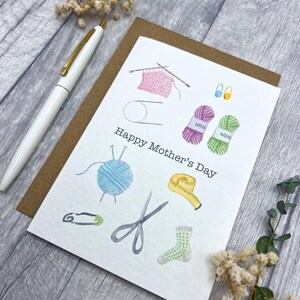 Carte de fête des mères tricotée à l'aquarelle dessinée à la main | Format A6 | Le cadeau parfait pour les mamans qui aiment le tricot