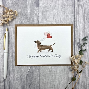 Carte de fête des mères de chien teckel marron - carte personnalisée parfaite pour maman, mignon chien saucisse marron avec des ballons coeur carte de voeux