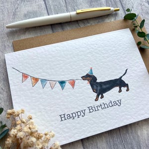 Jolie carte d'anniversaire teckel noir et feu - carte de chien personnalisée avec carte de célébration de bruants colorés, carte de joyeux anniversaire pour les amoureux des chiens