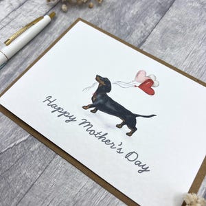 Carte de fête des mères de chien teckel noir et feu - carte personnalisée parfaite pour maman, chien saucisse mignon avec des ballons coeur Carte de vœux
