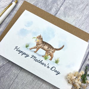 Carte de fête des mères heureuse de chat tigré brun - carte personnalisée ronronnement-faite pour les proches, carte florale de chat de maman, belle carte pour des amoureux de chat