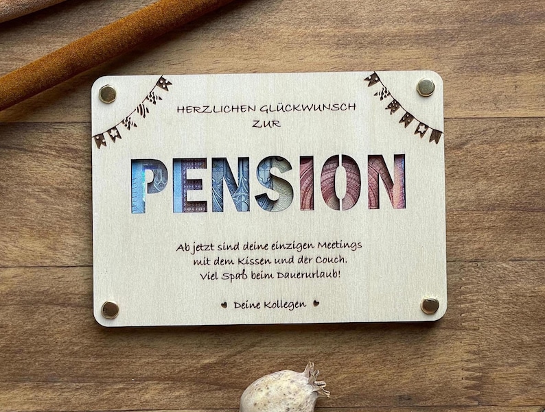 May include: A wooden sign with the word "PENSION" cut out and decorated with money. The sign reads "Herzlichen Gl&uuml;ckwunsch zur Pension" and "Ab jetzt sind deine einzigen Meetings mit dem Kissen und der Couch. Viel Spa&szlig; beim Dauerurlaub! Deine Kollegen."
