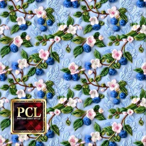 Puede incluir: Un fondo azul con un patrón repetido de flores blancas y bayas azules. Las flores están hechas de tela y tienen un efecto 3D. El patrón está rodeado por un borde de hojas verdes. El texto "PCL PATTERN CRAFT BY LU" está en la esquina inferior izquierda de la imagen.