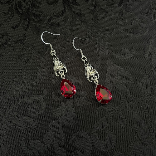 Pendientes colgantes de cristal rojo rubí oscuro/granate, estilo Reina Vampiro, murciélago gótico victoriano, para bodas, estilo gótico, plata envejecida.
